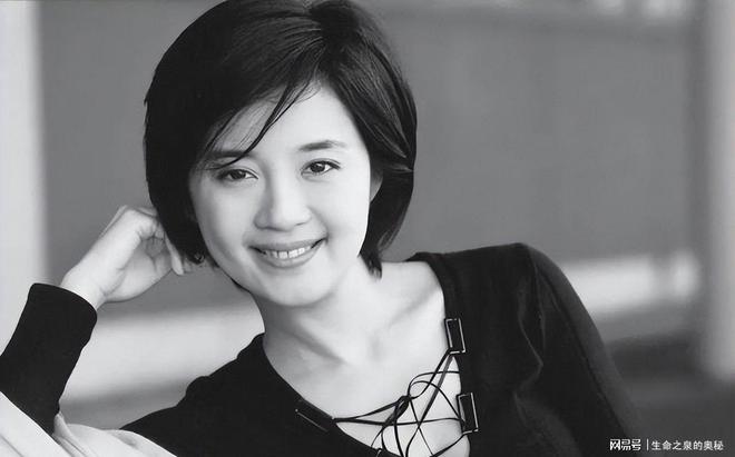 “1284元的拖鞋，才是有钱人的松弛”，宝妈反向穿搭，被嘲不体面
