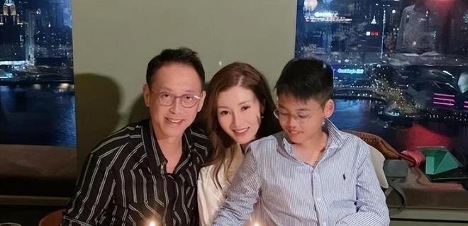 Coco悼念谢贤说出分开真相：没拿2000万，却卖了谢霆锋的劳斯莱斯