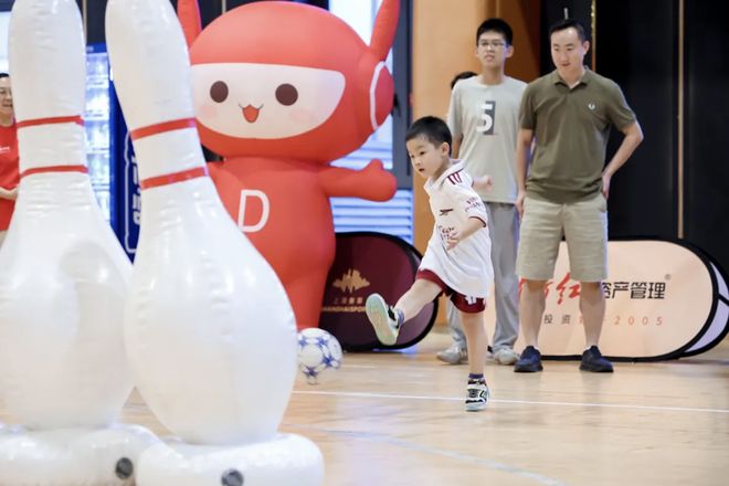 ‌大连小学家长会要求穿正装，校方说只是建议，通知第一条就写着，你信吗？