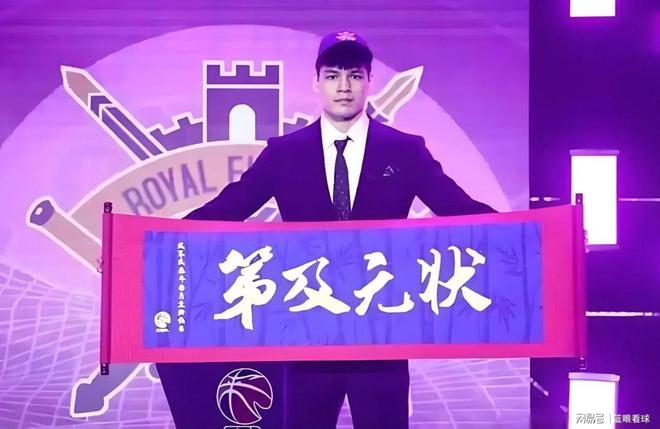 保总晋级发与费德勒合影追星成功,德米纳尔出局直言心态已崩溃