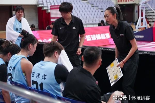 “连手指都塞不进去!” 特斯拉现后轮塌陷“通病”,车主质疑:弹簧换了一根又一根