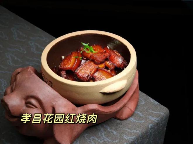 25岁男子与42岁已婚女子发展为情人,得知女方在丈夫处住宿后,要求其分居被拒,强行拖拽她跳下超13米高大桥致其受伤;被判11年3个月