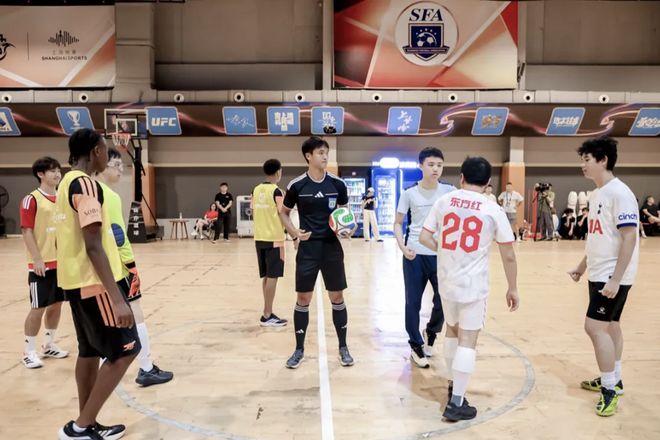 ‌大连小学家长会要求穿正装，校方说只是建议，通知第一条就写着，你信吗？