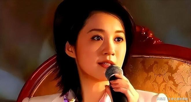 “1284元的拖鞋，才是有钱人的松弛”，宝妈反向穿搭，被嘲不体面