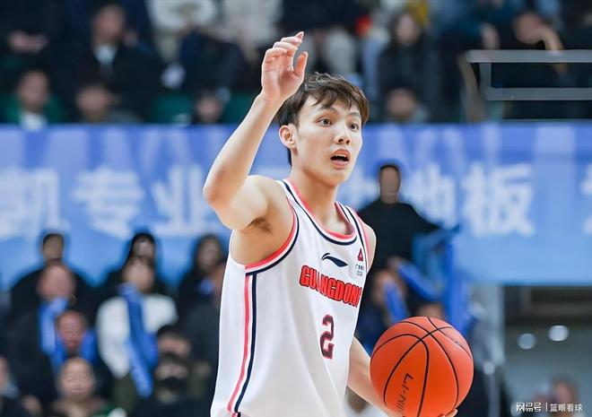 保总晋级发与费德勒合影追星成功,德米纳尔出局直言心态已崩溃
