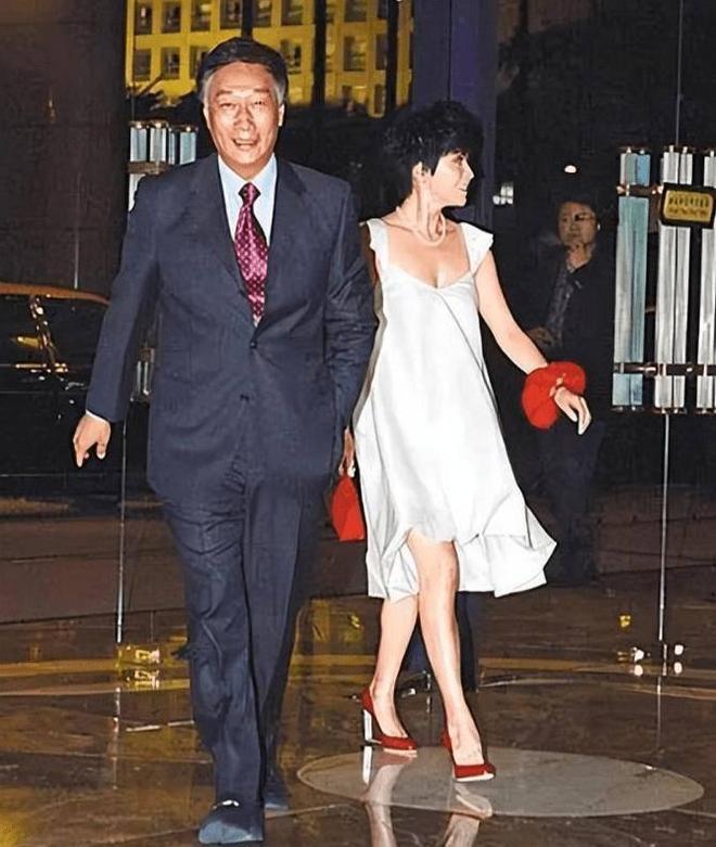 群众举报有人冒充村干部在电商平台带货,四川成都发布情况通报,有MCN机构批量造“村长”,起底涉事公司