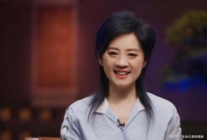 “1284元的拖鞋，才是有钱人的松弛”，宝妈反向穿搭，被嘲不体面