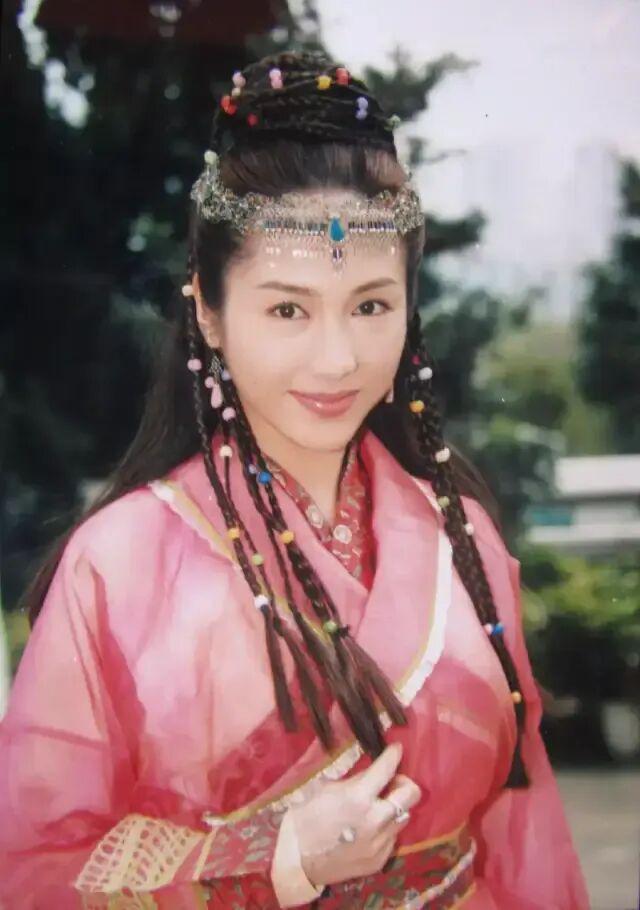 伊布当面骂拉拉斯“过去式”!西装互嘲亨利戏耍,女主持喊没不和