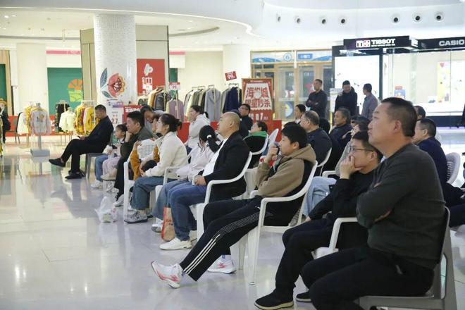 曼联射手仍在拜仁引援名单:法尔克确认,或成凯恩接班人