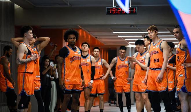 夸梅·布朗:NBA薪水一分没动,全靠阿迪150万代言费生活