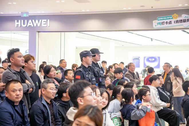 曼联射手仍在拜仁引援名单:法尔克确认,或成凯恩接班人